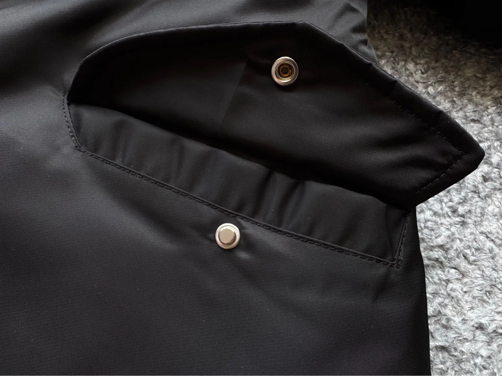P360 Stone lsland Stone Island Medal Aviator Cotton Jacket The outer fabric is made of MA-1 flight nylon, which is a material specially used in flight and aviation. Flying nylon is a fabric specially used in flight and aviation. It is rarely used in ordinary clothing. The density of flying nylon is very high, so it is windproof and waterproof. When rain falls on the surface of the clothes, it will not penetrate immediately, but will form a small water droplet and slide off. This performance is a requirement for the development of modern jet technology. Because it is assumed that the pilot got caught in the rain before getting on the plane, he entered the cabin covered in rainwater. When flying at high altitude and at high speed, in a cabin without an environmental control system, water droplets will freeze on the pilot's body 2. Knitted baseball collar MA-1 uses a knitted collar. The collar is made of wool and can be snug around the neck and very warm. 3. Metal zippers We have very strict requirements on zippers, including smoothness and size. There was no zipper on the market that met the requirements, so we asked a zipper factory to customize a strong and durable metal zipper.  4. Double-threaded knitted cuffs The cuffs are made of double-threaded knitted fabric, narrow at the front and wide at the back. The narrow part can be tightened around the wrist to prevent wind from entering. The wide part has enough space when wearing multiple pieces under winter Color: Black Dark Army Green Size: M L.